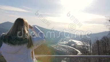 天桥观景台。 女人欣赏阳光和山景